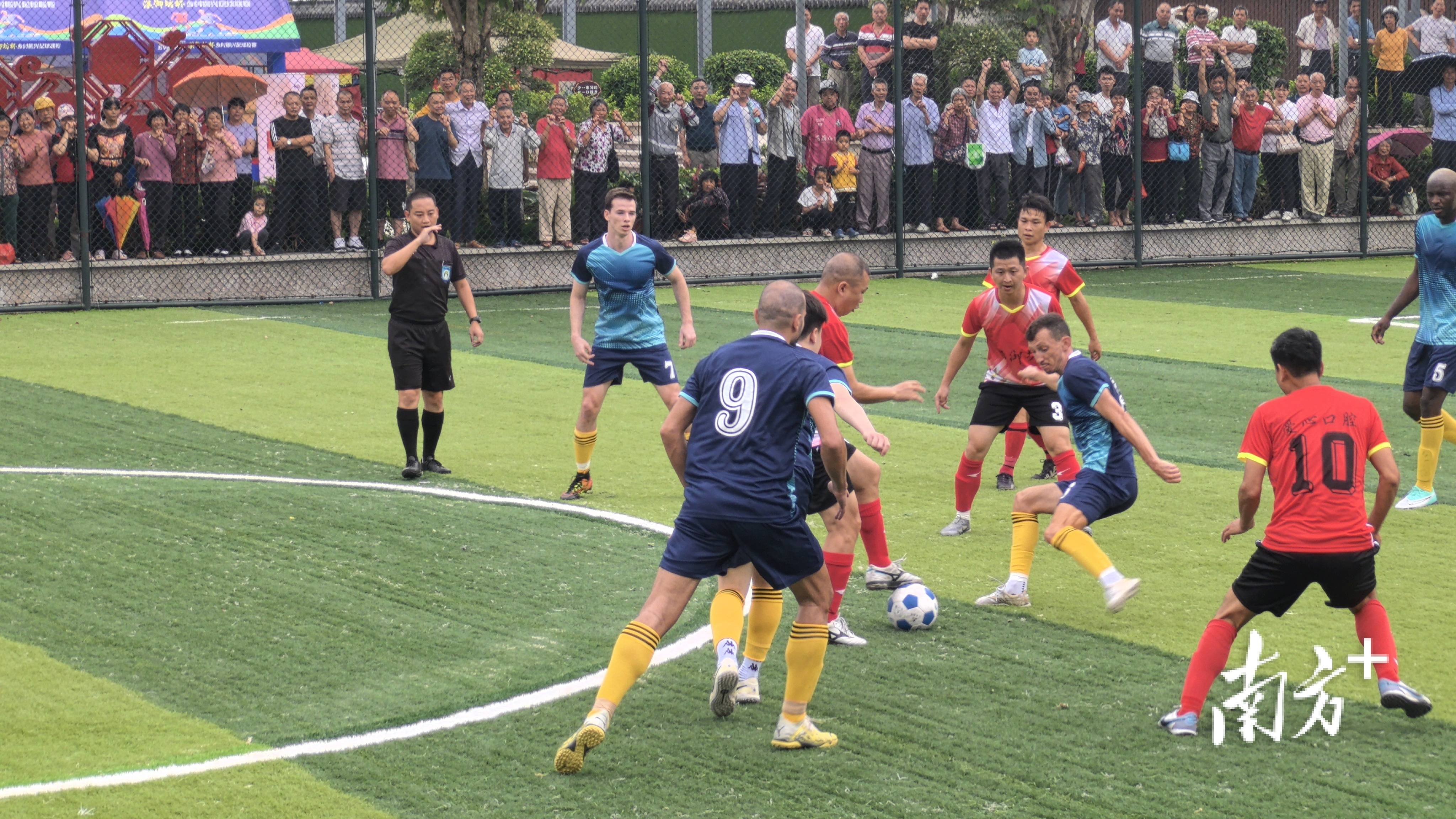 包含大连人备战足球赛，备战国际比赛，掌声雷动的词条