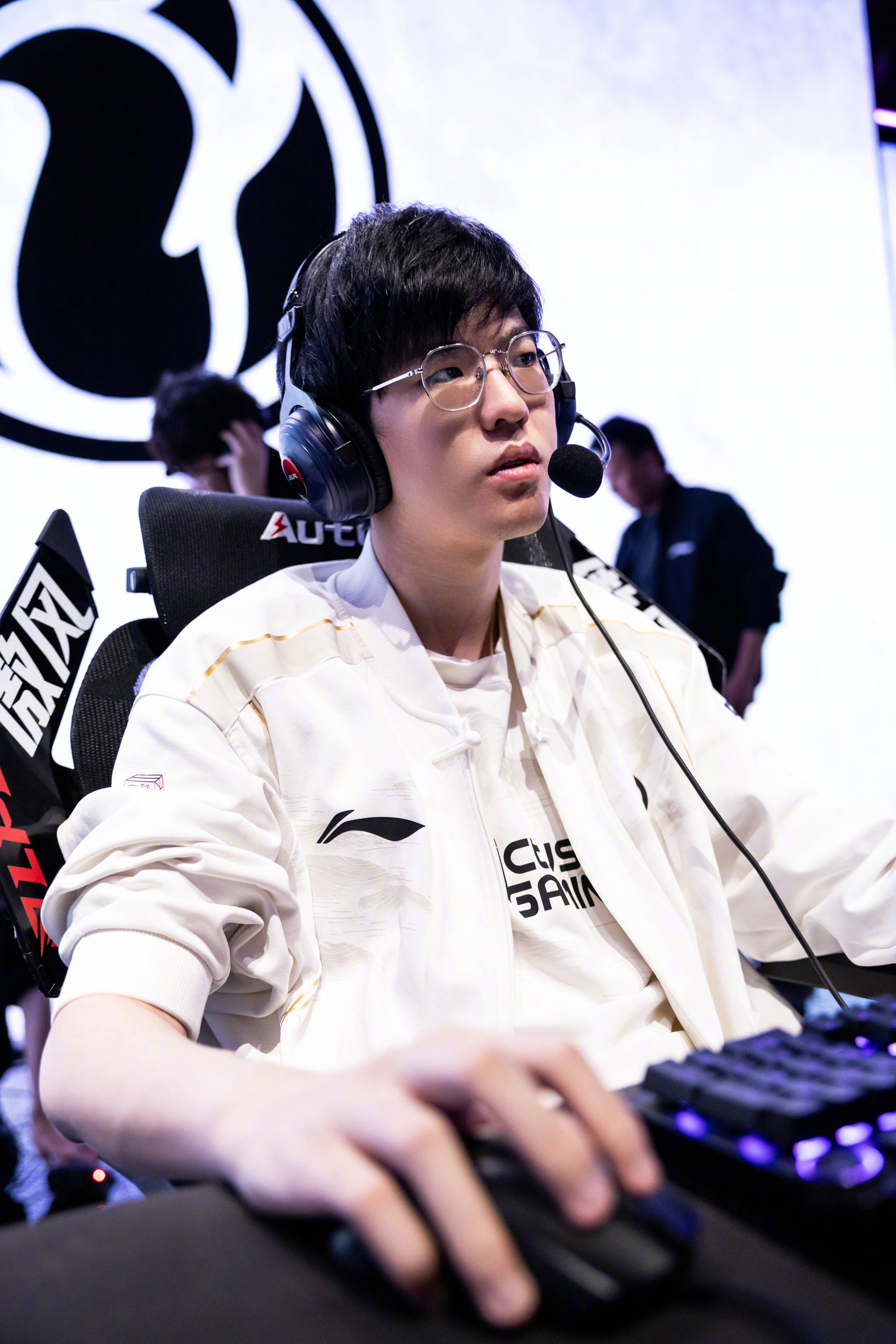 JDG险胜GEN，Ming完成史诗逆转激烈交锋全球总决赛，锁定晋级资格