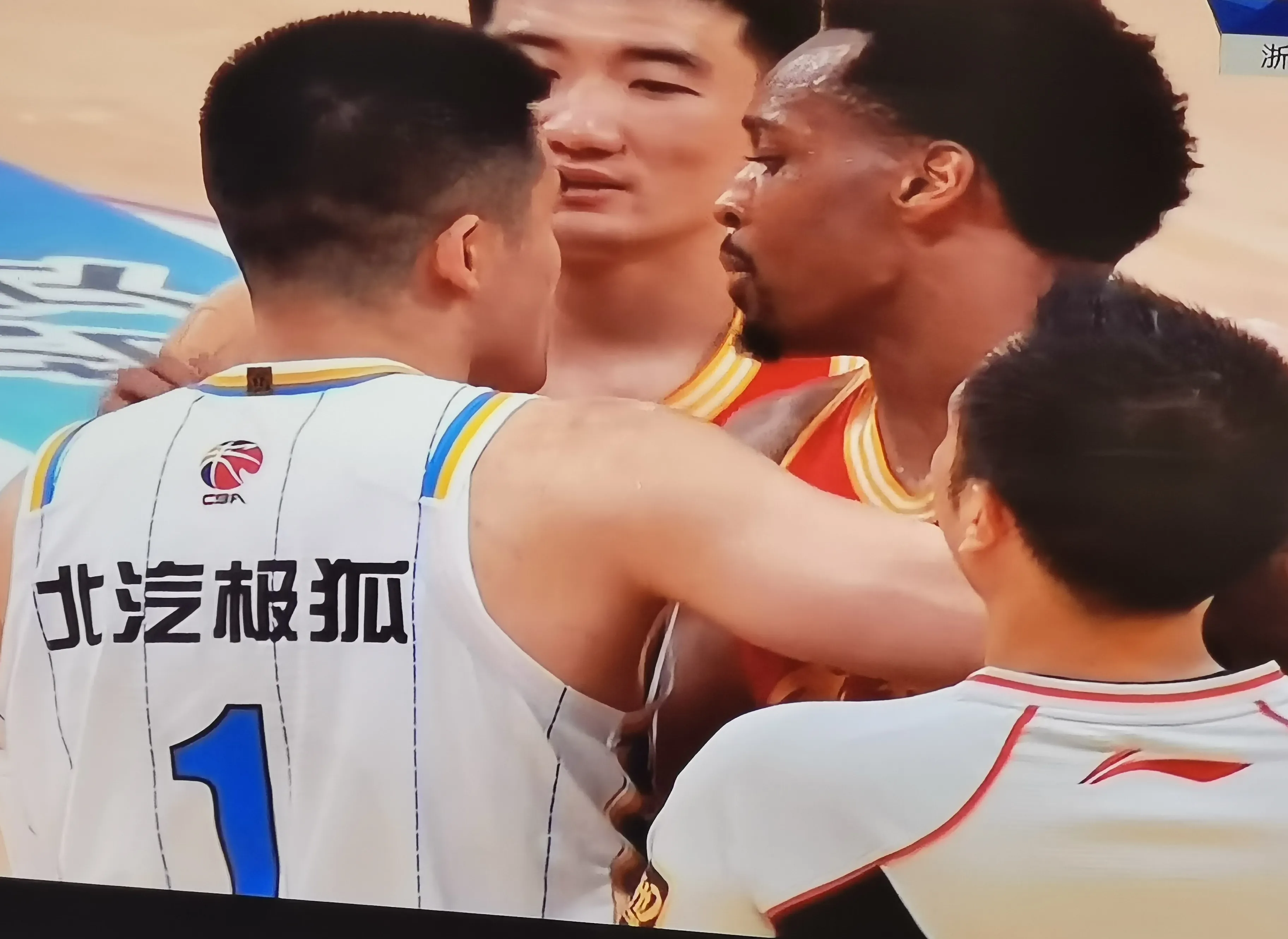 山东队轻取灰熊,浓眉哥统治全场 山东队轻取灰熊,浓眉哥统治全场